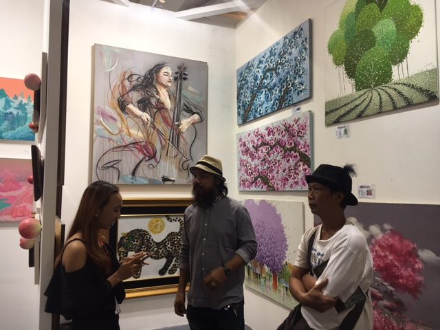 MENIKMATI SENI. Sejumlah pengunjung yang menikmat karya seni di 'Art Jakarta 2017'. Foto oleh Tiara A. Tobing/Rappler 