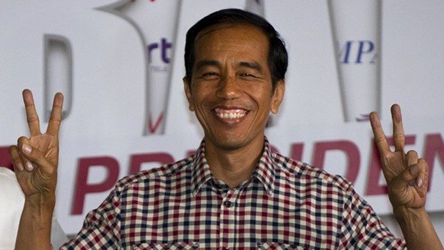 BATTLE OF PERSONALITIES. Observers say the Indonesian presidential election is a battle between Jokowi's man of the people image and Prabowo's strong leader appeal. File photo by Romeo Gacad/AFP 