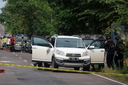 Sejumlah petugas Gegana Polda Jawa Timur memeriksa mobil terduga teroris di jalan Pantura di Desa Beji, Kecamatan Jenu, Tuban, Jawa Timur, Sabtu (8/4). Foto oleh Aguk Sudarmojo/ANTARA 