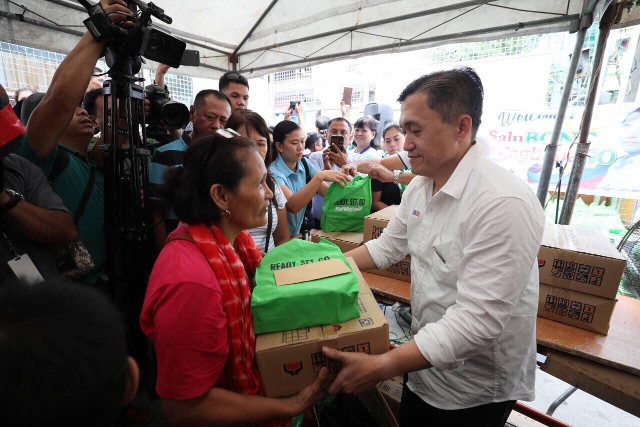 'NAGKATAON LANG.' Secretary Bong Go hands over his private donations combined with DSWD relief goods to victims of a recent Sampaloc, Manila fire. Photo from Bong GO-ma Facebook page 