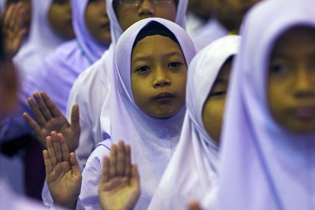 SCHOOL TIME. Malaysian schoolchildren take an oath during an event at a school in Kuala Lumpur, Malaysia, 18 September 2012. Ahmad Yusni/EPA.
