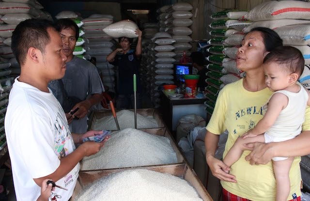 Pedagang beras melayani pembeli di pasar tradisional di Jakarta, 24 Februari 2015. Foto Adi Weda/EPA 