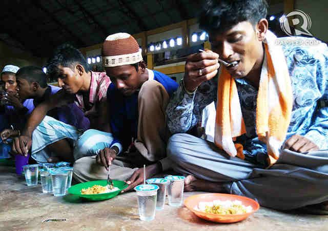 ROHINGYA. Refugees from Bangladesh and Myanmar having breakfast in refugee camps in North Aceh. Photo by Nurdin Hasan/Rappler 