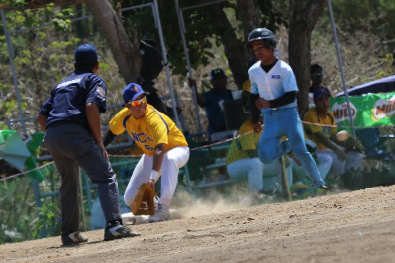 SCOOPING IT UP. The first baseman stretches out to get the ball into his glove before the runner reaches base. Photo courtesy of Julio Arrastia  