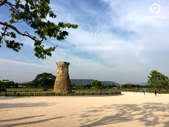 MELIHAT BINTANG. Dibangun saat masa kejayaan Shila di bawah kepemimpinan Ratu Seondeok (632-647), Cheomseongdae adalah observatorium tertua di Asia Timur. 