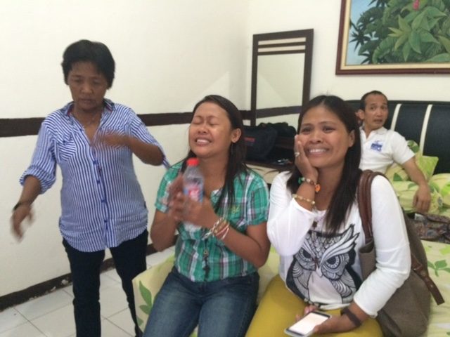 HOPEFUL. Mary Jane Veloso's sisters, Maritess (R) and Darling (C), and mother Celia (L) react upon hearing news of Sergio's surrender. Photo by Jet Damazo-Santos/Rappler  