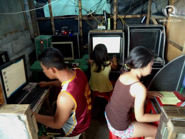 DIGITAL DIVIDE. Despite the country's high social media penetration, Filipino women do not share the same rights men experience online. File photo by Fritzie Rodriguez/Rappler  