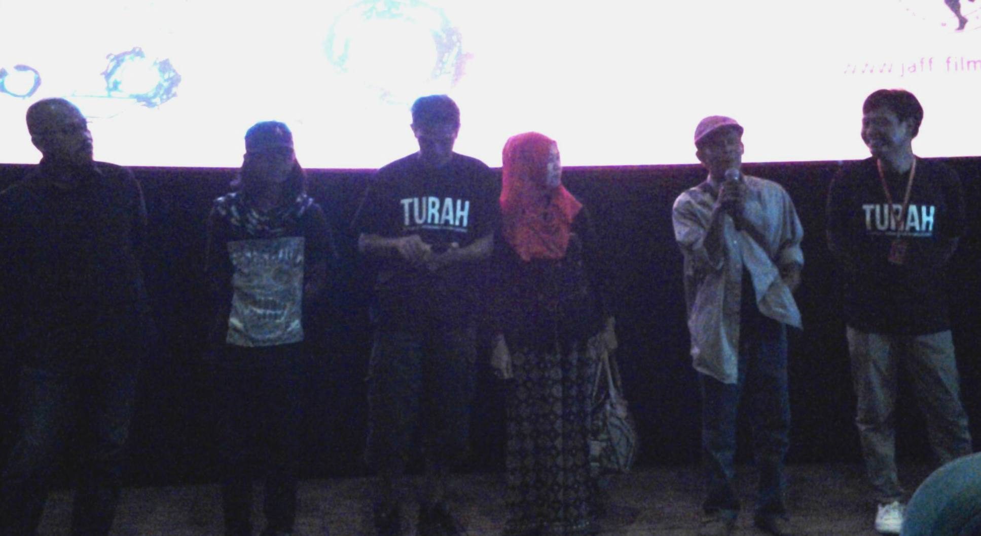 Pemeran dan sutradara film 'Turah' di sesi tanya jawab usai pemutaran film 'Turah' di ajang 'JAFF 2016' di Empire XXI, Yogyakarta, Selasa, 29 November. Foto oleh Dyah A. Pitaloka/Rappler.com. 