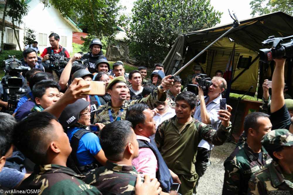 REMEMBRANCE. With a smart phone and monopod, Manny Pacquiao poses for a selfie with the soldiers. Photos by Wendell Alinea/OSMP 