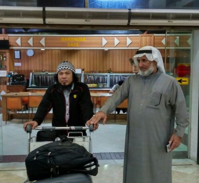 BEBAS. WNI Syarif Hidayat Anang (kiri) didampingi konsultan hukum KBRI ketika tiba di Tanah Air dari Saudi pada tanggal 6 Januari 2017. Syarif sempat tersangkut kasus pidana dengan ancaman hukuman mati dan berhasil dibebaskan oleh kuasa hukum KBRI. Foto: Kemlu 