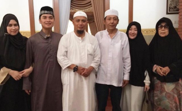 Muhammad Alvin Faiz (kedua dari kiri) bersama keluarganya dan keluarga calon istrinya, Larissa Chow (kedua dari kanan). Foto dari Instagram/@alvin_411 