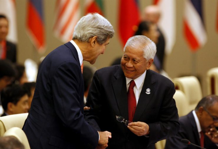 SEEKING US HELP. Philippine Foreign Secretary Albert del Rosario (right) requests his American counterpart, US Secretary of State John Kerry, and US Homeland Security Secretary Jeh Johnson to grant Filipinos immigration relief. File photo by Lynn Bo Bo/EPA