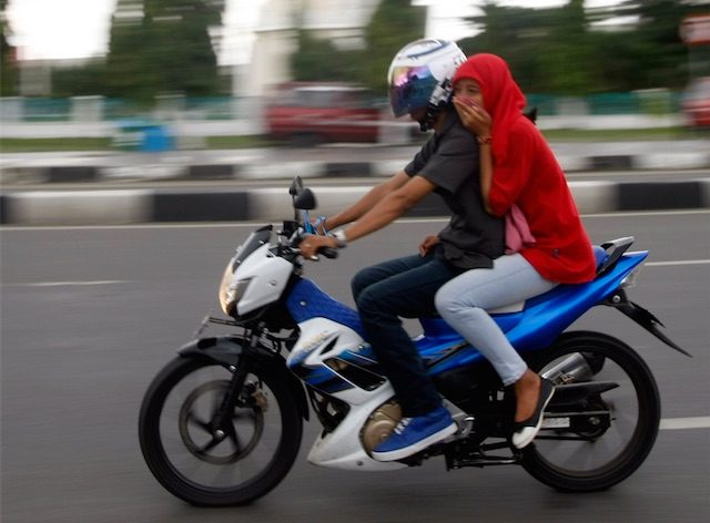 Perda Syariah di NAD melarang perempuang dibonceng di motor. Foto oleh Hotli Simanjuntak/EPA  