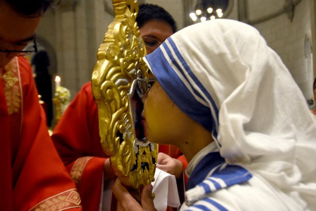 WATCH: Relics of Saints Peter and Paul at Manila Cathedral