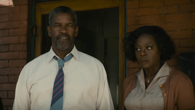 Denzel Washington dan Viola Davis meraih penghargaan 'SAG Awards' atas akting mereka di film 'Fences'. Foto dari screen capture akun YouTube Paramount Pictures. 