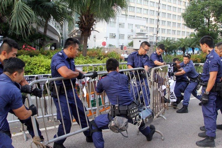 Hong Kong police start removing protest barricades