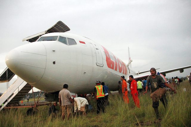 Indonesian rescuers trying to salvage the Lion Air aircraft after it crashed into a cow at Gorontalo airport, Indonesia, 07 August 2013. EPA/STR 