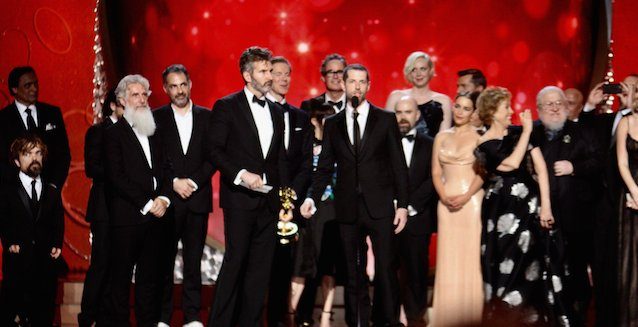 Pemain, sutradara dan produser Game of Thrones naik ke atas panggung menerima penghargaan Outstanding Drama Series. Foto dari akun twitter Game of Thrones. 
