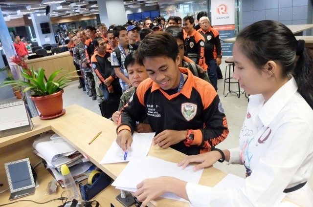 SIGN UP. Participants line up to get a special badge certifying them as Agos Emergency Responders. Photo by LeAnne Jazul/Rappler 