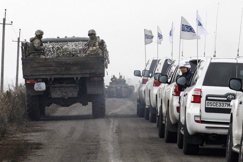 Ukraine foes start troop withdrawal in war-torn east