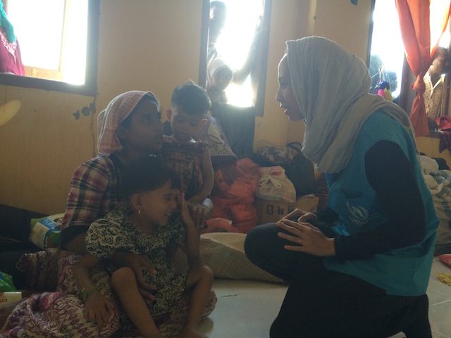 Juru bicara Mitra Salima Suryono sedang berbincang dengan Fatimah, 18 tahun, salah satu pengungsi Rohingya di Kuala Cangkoi dan dua anaknya. Fatimah nekad ikut rombongan maut ke Malaysia karena suaminya tewas dibunuh. Foto oleh Febriana Firdaus/Rappler Indonesia 
