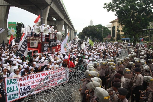 UNJUK RASA. Ratusan anggota Front Pembela Islam melakukan unjuk rasa di depan Gedung Mabes Polri, Jakarta, Senin, 16 Januari. Aksi tersebut digelar sebagai bentuk protes atas bentrokan yang terjadi antara massa FPI dan sebuah ormas di Bandung. Foto oleh Reno Esnir/ANTARA 