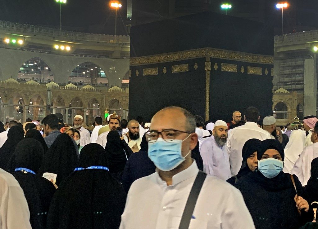 ‘No fear’: Pilgrims in Saudi defy coronavirus risks