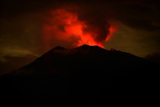 Penampakan Gunung Agung para Kamis dinihari dari Kecamatan Kubu, Karangasem, Bali, Kamis (30/11). FOTO oleh SONNY TUMBELAKA / AFP 