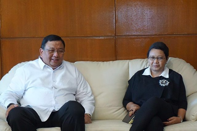 Menteri Luar Negeri Filipina, Jose Almendras ketika bertemu dengan Menlu Retno Marsudi pada Jumat, 3 April di Manila untuk membahas mengenai upaya penyelamatan 10 WNI yang tengah disandera kelompok Abu Sayyaf. Foto oleh Kemlu RI 