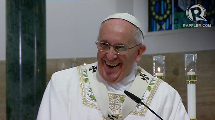 ‘Do you love me?’ Pope amused with crowd reaction