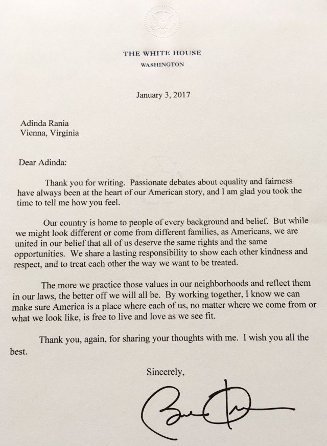 SURAT OBAMA. Surat dari Presiden Barack Obama yang dikirim ke rumah Dinda di daerah Virginia, Amerika Serikat. Surat tersebut diterima pada Jumat, 6 Januari 2017 waktu setempat. Foto: istimewa 
