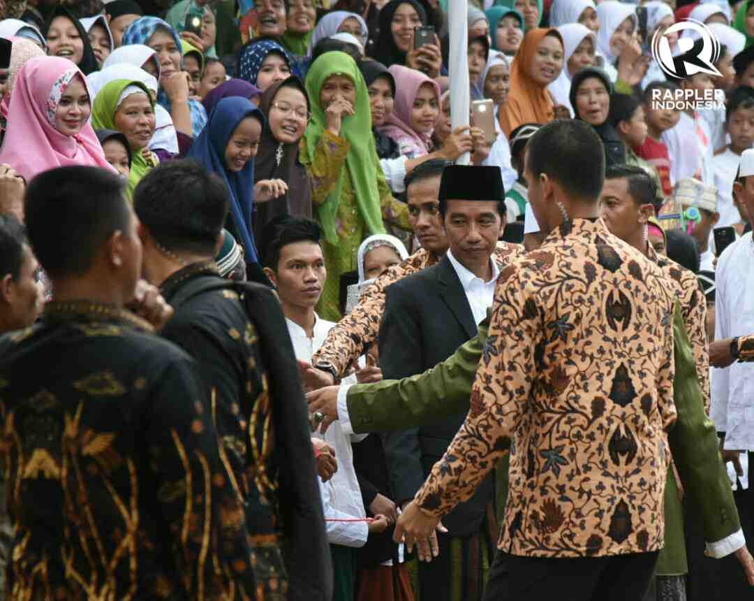 SANTRI. Para santri Pondok Pesantren Al-Hikamus Salafiyah antusias menyambut Presiden Jokowi, Selasa, 25 April. Foto oleh Agung Fatma Putra/Rappler 
