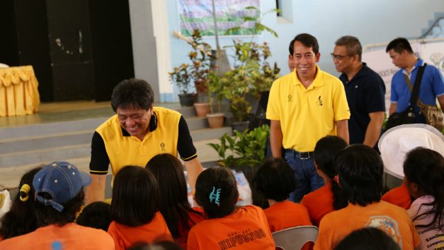 FARMER VOTE. Agriculture Secretary Proceso Alcala, wearing a Liberal Party shirt, meets with farmers from Eastern Visayas. Photo by Jed Asaph Cortes/ Rappler  