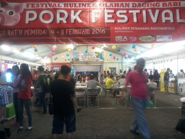Festival kuliner olahan daging babi yang diselenggarakan di Mal Sri, Semarang, Jawa Tengah. Festival ingin mengundang kontroversi dari kalangan umat Muslim. Foto oleh Fariz Fardianto/Rappler 
