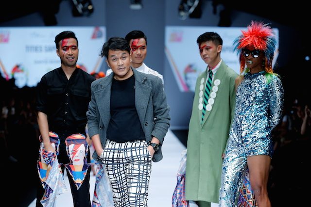 Desainer Tities Sapoetra (jaket abu-abu) usai menuntaskan pergelaran busananya yang terinspirasi oleh David Bowie. Foto oleh Jakarta Fashion Week 2017. 