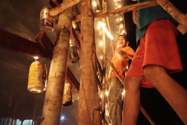 Bagi anak-anak muda, lampu colok adalah bentuk kreativitas warga menjelang Lebaran. Foto oleh Anton Muhajir/Rappler 