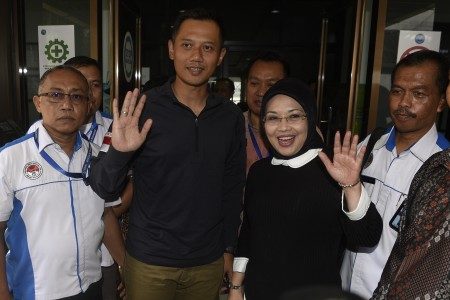 Agus Harimurti Yudhoyono (kedua kiri) dan calon wakil gubernur Sylviana (kedua kanan) saat menjalani tes bebas narkoba di kantor Badan Narkotika Nasional, Jakarta, Minggu (25/9). Foto oleh Puspa Perwitasari/ANTARA 