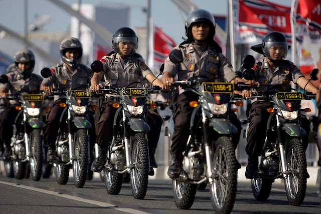 SAKSIKAN: Polisi hukum pengendara motor dengan knalpot balap
