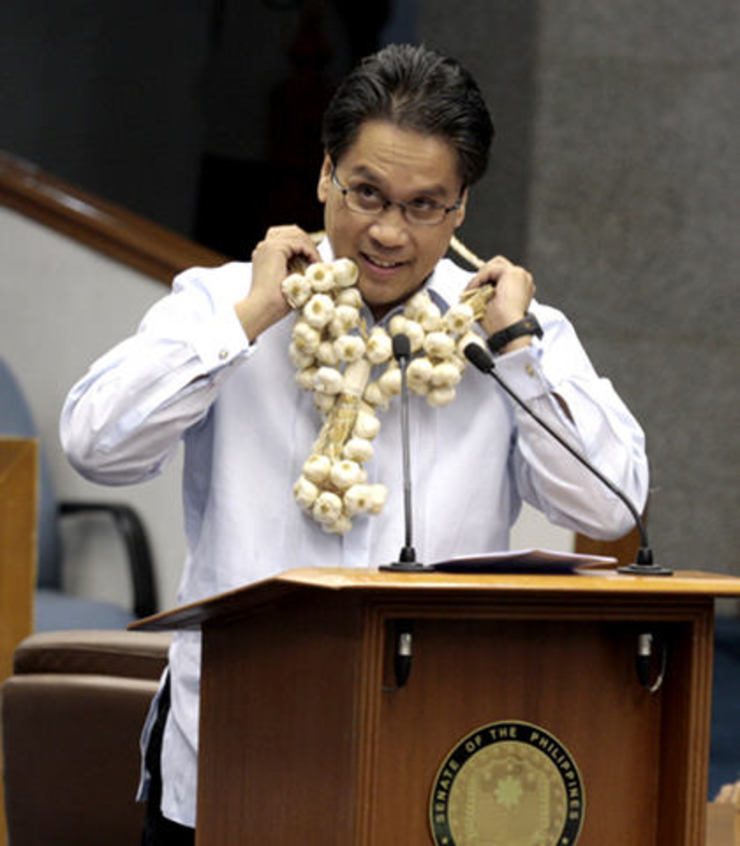 FIGHTING 'CON-ASSWANG.' The former senator from Capiz wears a garland of garlic to ward off against what he calls the vampire that was Arroyo's charter change. File photo courtesy of http://marroxas2010.blogspot.com/