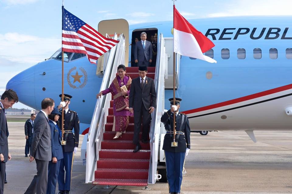 Presiden dan Ibu Negara menuruni tangga pesawat kepresidenan. Foto: Facebook Jokowi 