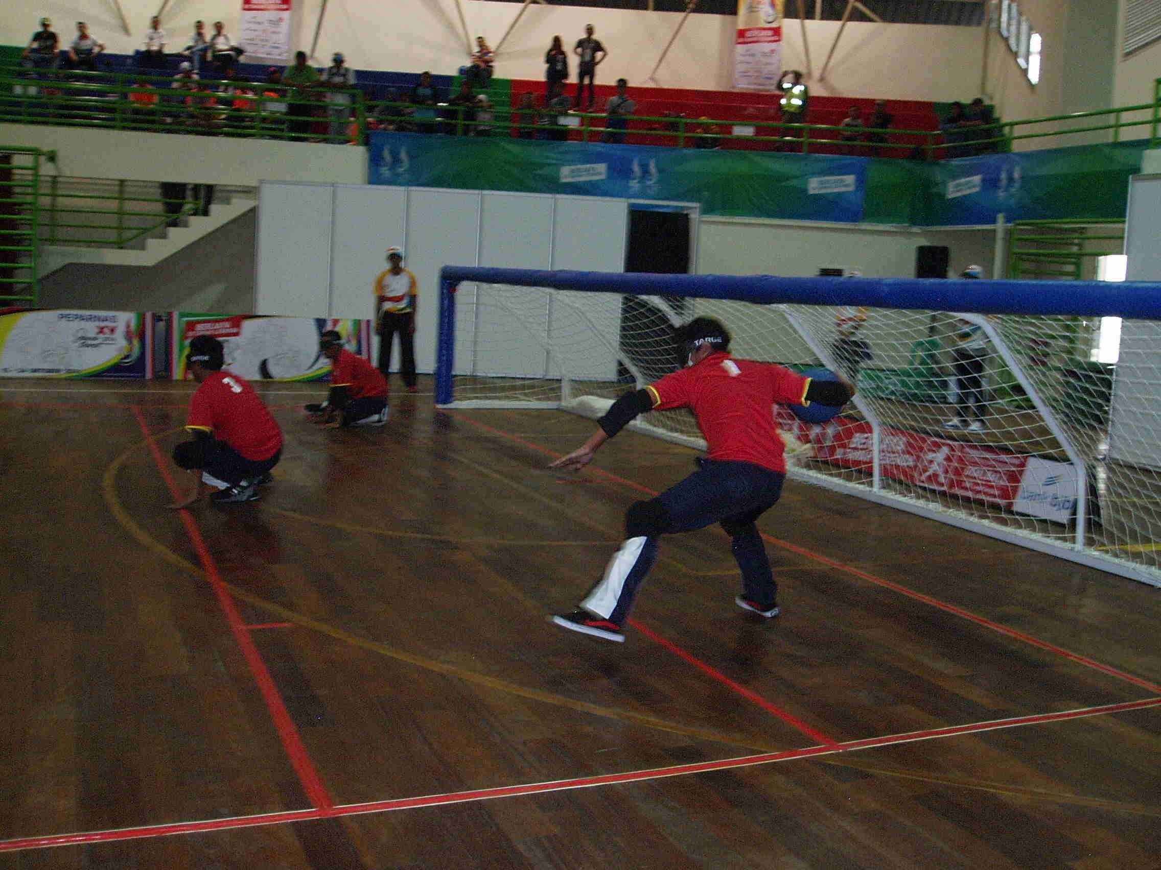 Atlet goal ball Gorontalo melemparkan bola dalam pertandingan melawan tim Kalimantan Timur di Sport Center Arcamanik Kota Bandung, Minggu (16/10). Foto oleh Yuli Saputra/Rappler 