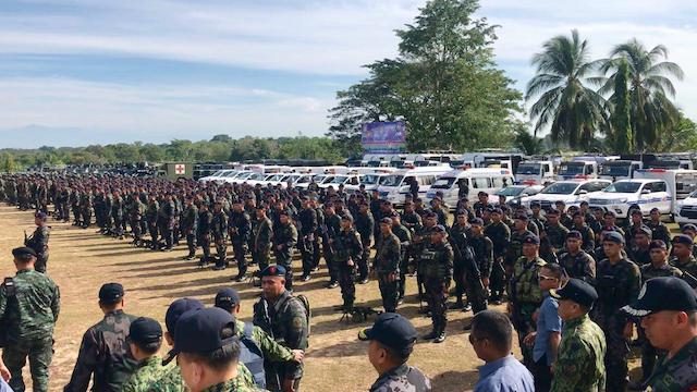 CONCENTRATED DEPLOYMENT. Cops and police gather in Camp Siongco in Awang, Maguindanao for their send-off to protecting the Bangsamoro Organic Law plebiscite. Photo by Rambo Talabong/Rappler  