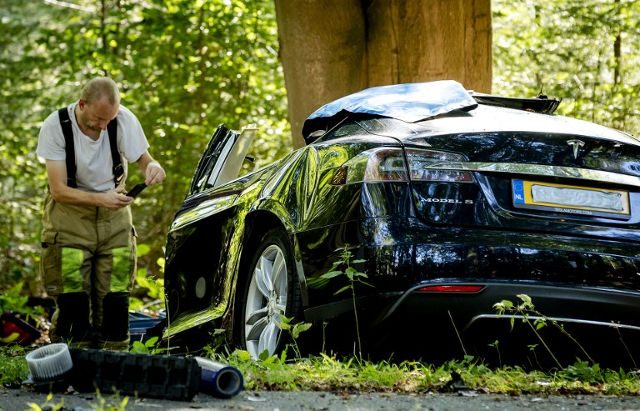 Tesla probes fatal Dutch crash, says auto-pilot not on