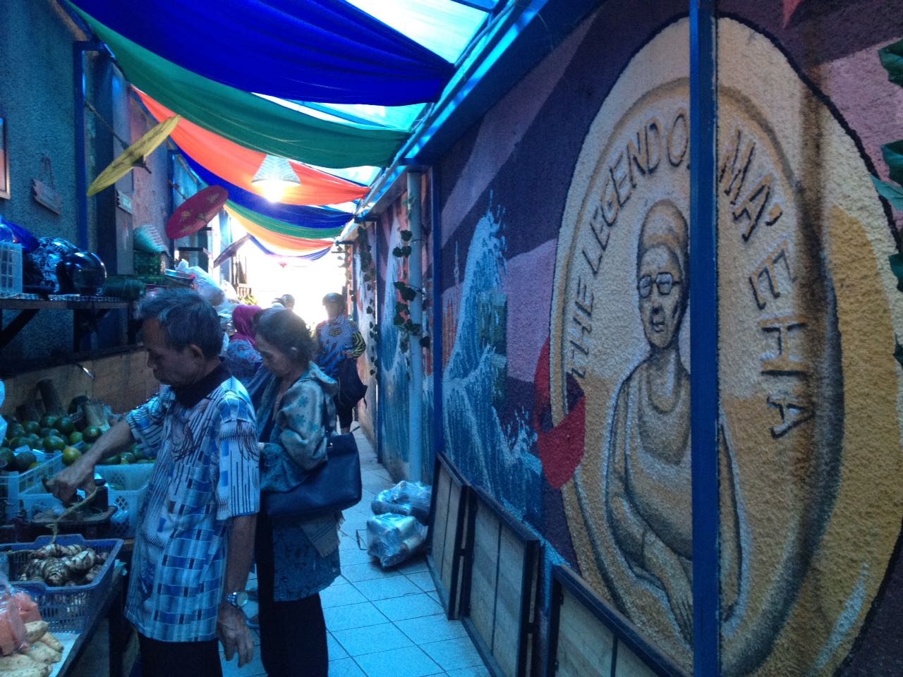 Salah satu lukisan mural di dinding lorong Pasar Cihapit Bandung. Foto oleh Yuli Saputra/Rappler 