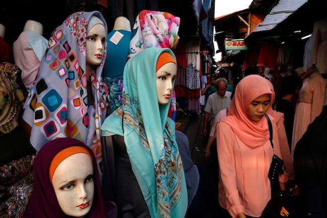 Pengunjung Pasar Tanah Abang, Jakarta, berbelanja pakaian Muslim menyambut hari raya lebaran. Foto oleh Mast Irham/EPA 
