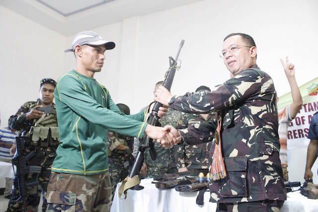 MENYERAH. Sebanyak 20 anggota Abu Sayyaf di bawah sub kepemimpinan Tatong menyerahkan diri kepada militer Filipina pada Kamis, 22 September. Foto oleh militer Filipina 