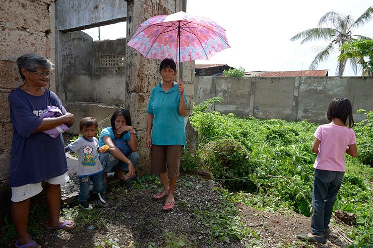 WAITING. Girlie Panasan (seated) with her neighbors are still relying on government help. Photo by LeAnne Jazul/Rappler   