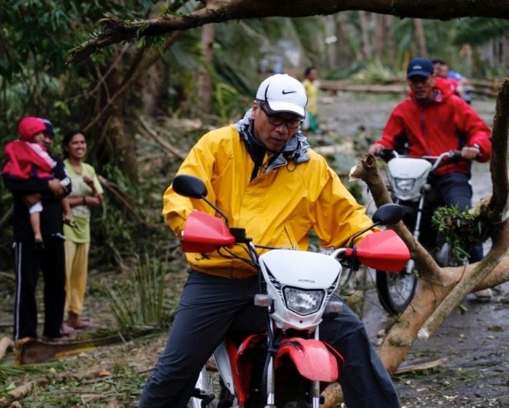 Roxas on viral motorcycle-riding photo: ‘I did my job’