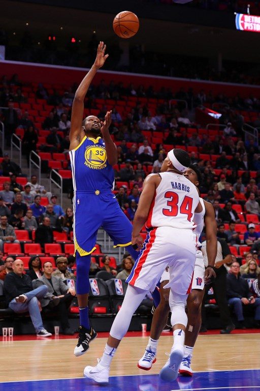 CAVS LEADER. Kevin Durant #35 of the Golden State Warriors takes a shot over Tobias Harris #34 of the Detroit Pistons during their game at Little Caesars Arena on December 8, 2017 in Detroit, Michigan. Photo by Gregory Shamus/Getty Images/AFP 