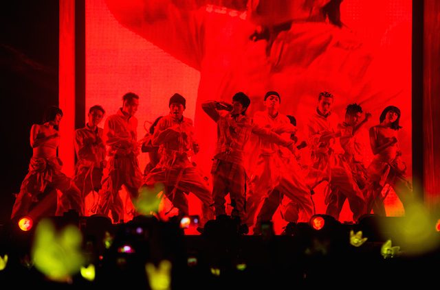 LAGU BARU DAN LAMA. Tak cuma membawakan lagu-lagu barunya, di konser ini G-Dragon ikut mengajak penonton bernostalgia dengan memabwakan beberapa lagu lawas miliknya. Foto dari IME Indonesia 